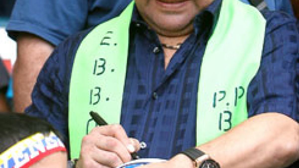 Maradona entrega balones firmados a escolares en Caracas