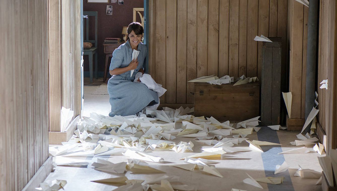 Ana (Paula Echevarría), sorprendida tras recibir un aluvión de aviones de papel (Atresmedia)