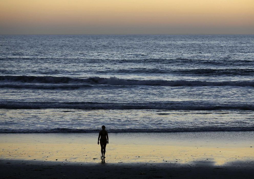 Foto: Una mujer pasea por la playa en Encinitas, California (Reuters)