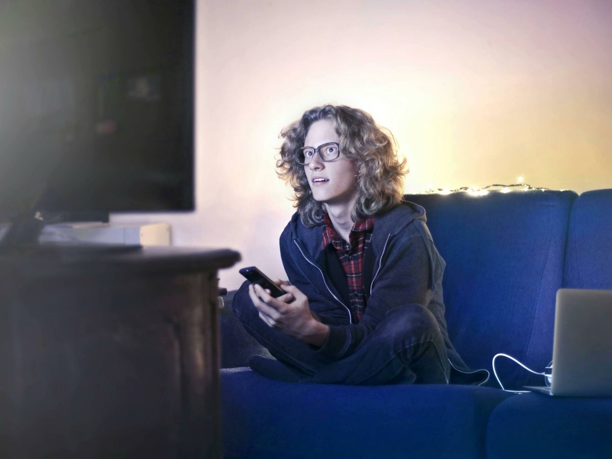 Foto: Una persona viendo contenido desde su tele (Pexels)