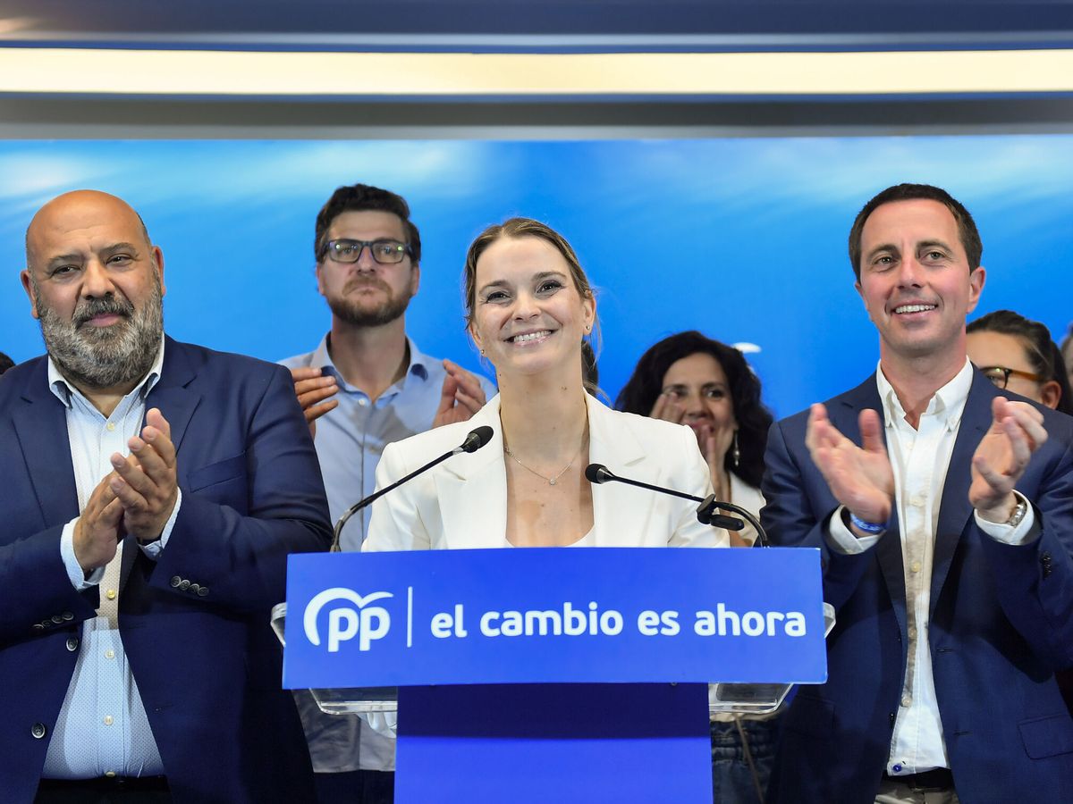 Foto: La candidata del PP al Govern balear, Marga Prohens (c), junto a Jaime Martínez (i) y Guiem Galmés (d), en la sede del partido. (EFE/Miquel A. Borrás)