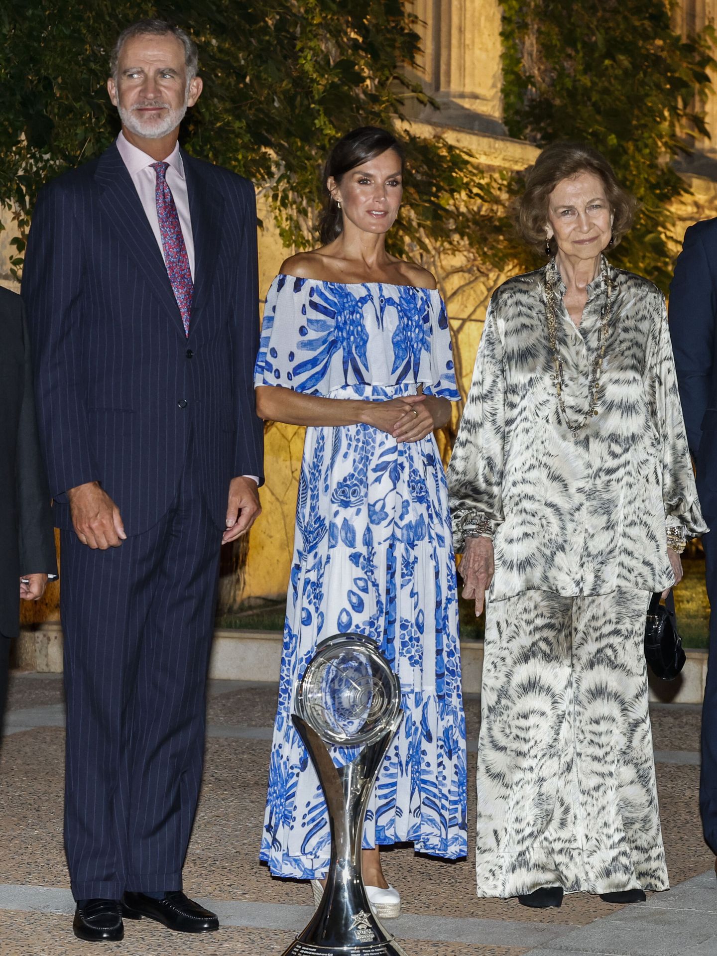 Los Reyes, junto a doña Sofía en el palacio de Marivent para la recepción real. (EFE/Ballesteros)