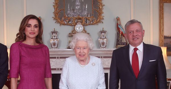 Foto: La reina Isabel con los reyes de Jordania. (Reuters)
