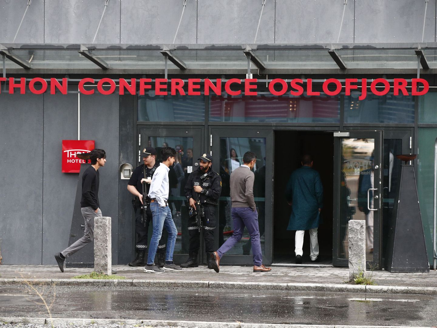 Policías armados hacen guardia mientras los musulmanes de la mezquita Al-Noor en Baerum llegan al hotel Thon para asistir a las oraciones durante el primer día de Eid al-Adha, en Oslo. (Reuters)