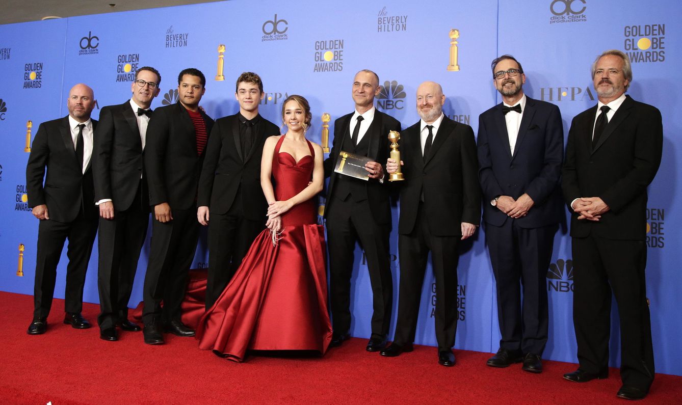 Parte del equipo de 'The Americans' posa con el galardón a la mejor serie dramática. (Reuters)