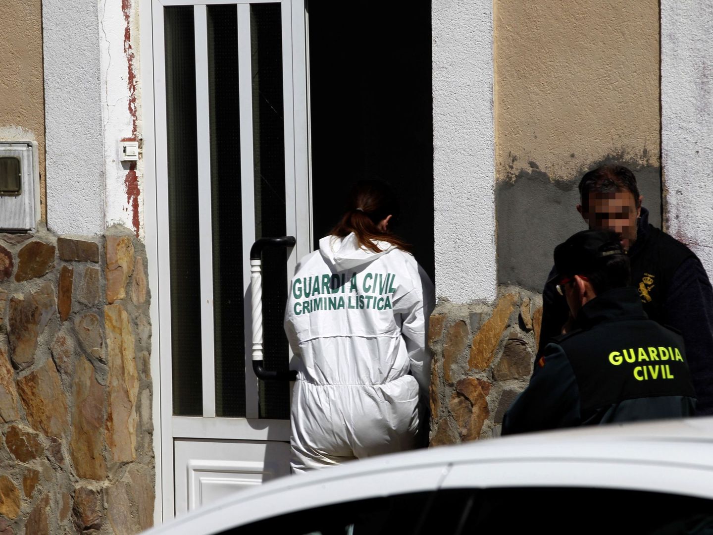 La Guardia Civil investiga en una casa de Castrogonzalo. (EFE)