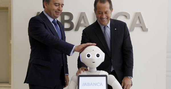 Foto: El vicepresidente y máximo accionista de Abanca, Juan Carlos Escotet (d), y el consejero delegado, Francisco Botas (i). (EFE)
