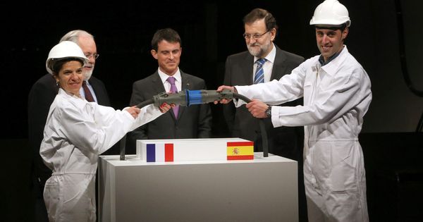 Foto: Foto de archivo del ex primer ministro francés Manuel Valls y el presidente del Gobierno español, Mariano Rajoy, durante la inauguración de la interconexión España-Francia de la línea de alta tensión. (EFE)