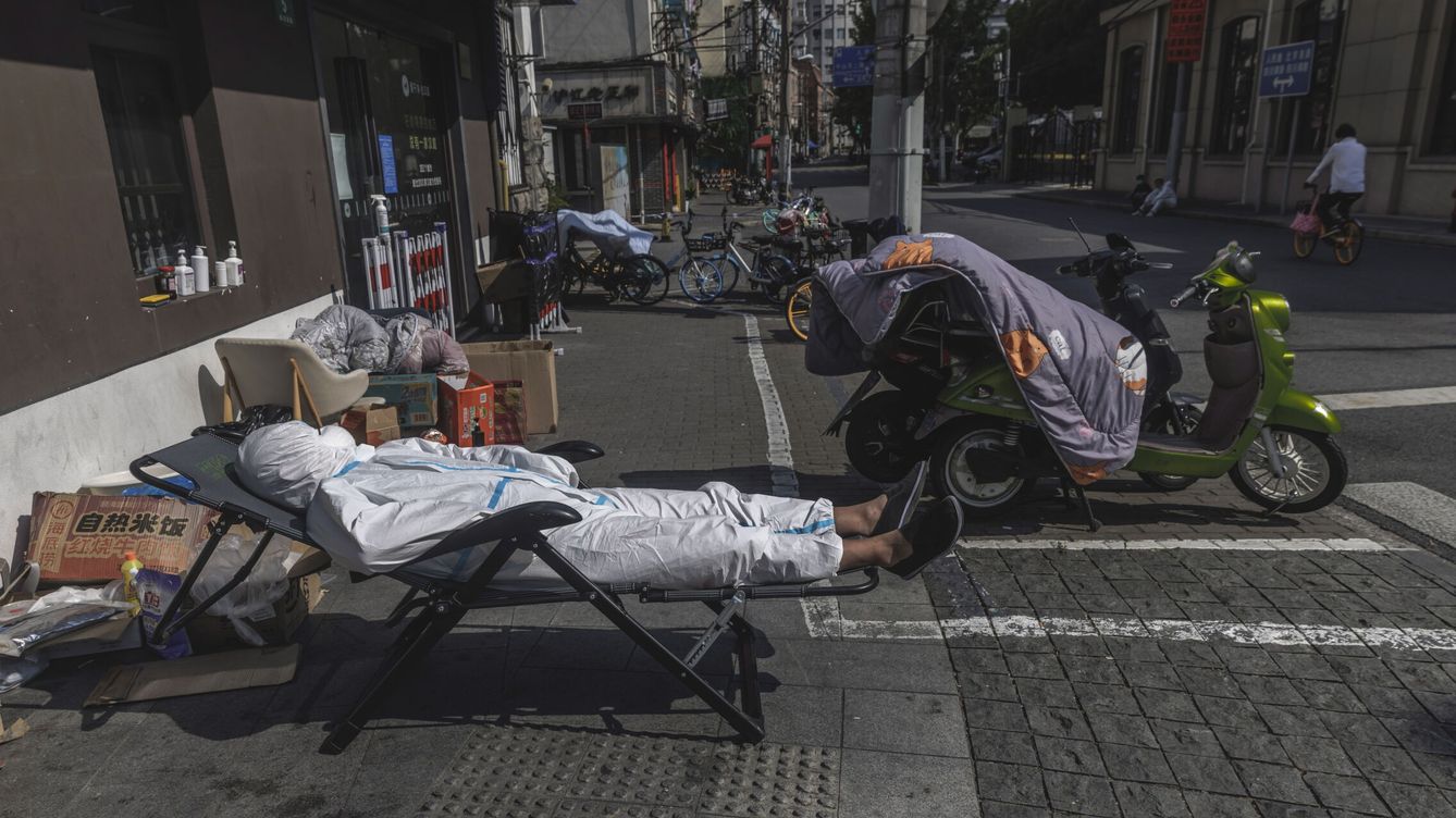 Foto: Un repartidor con equipo de protección duerme la siesta en la calle. (Reuters/Alex Plavevski)