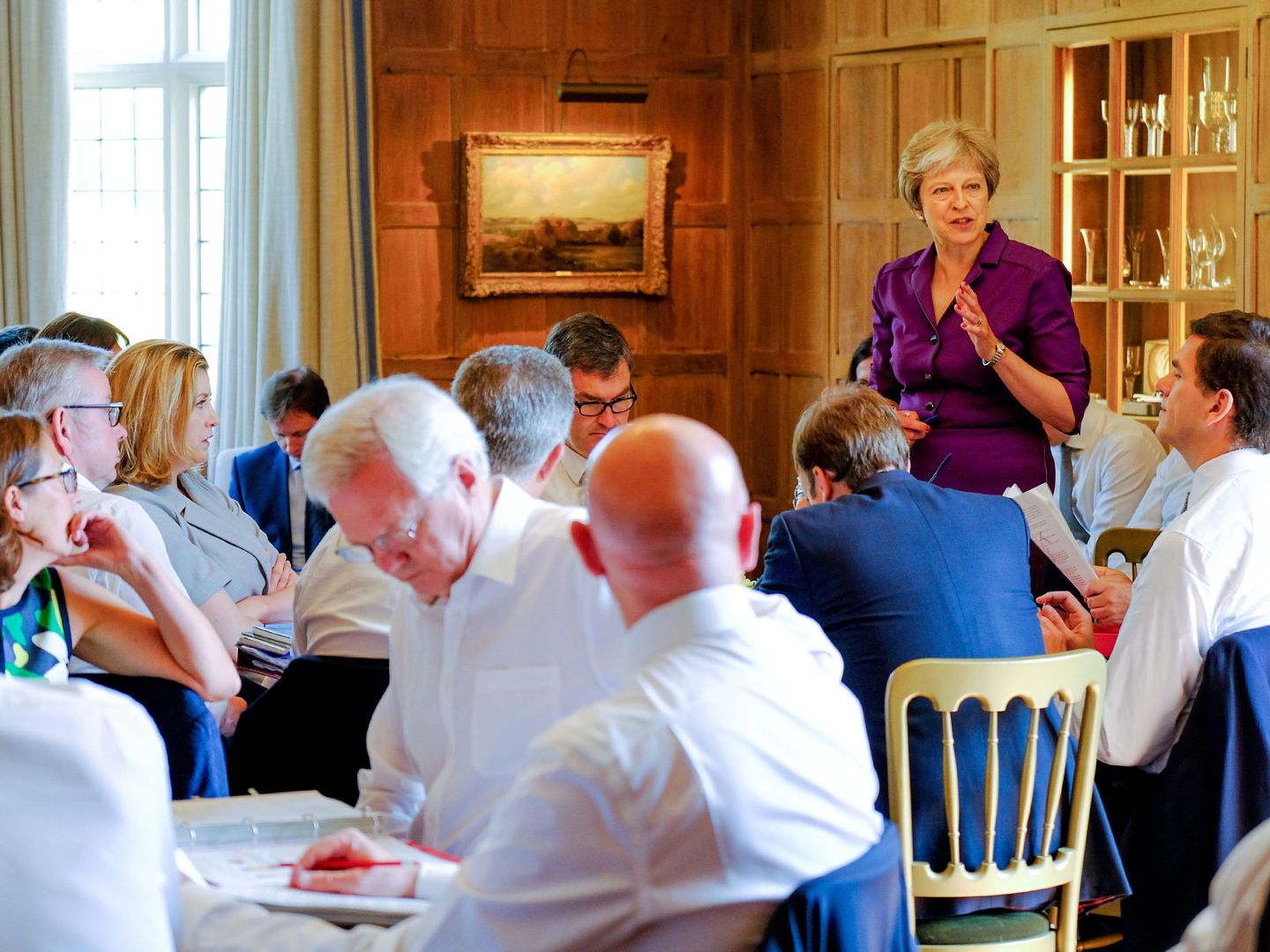 La primera ministra Theresa May se dirige a su Gabinete en Chequers, ayer, 6 de julio de 2018. (Reuters)