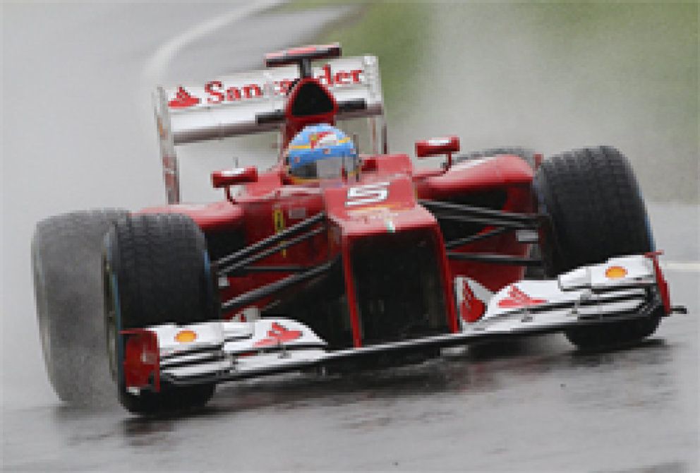 Foto: Alonso se 'mancha' al final en una sesión pasada por agua