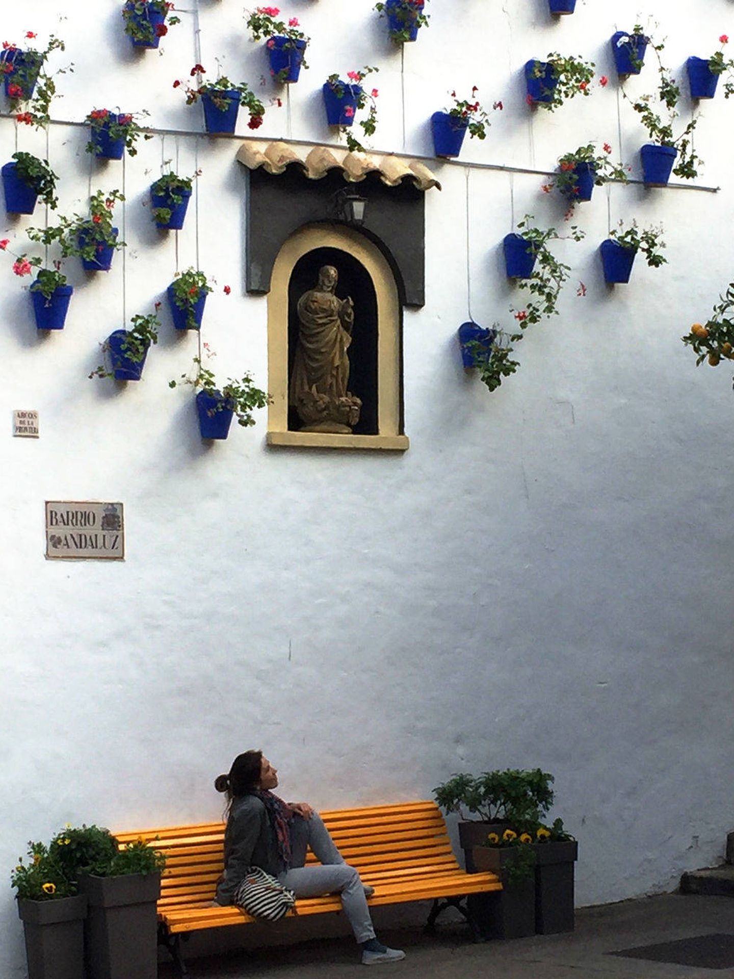 Una turista posa en el 'barrio andaluz'. (Á. V.)