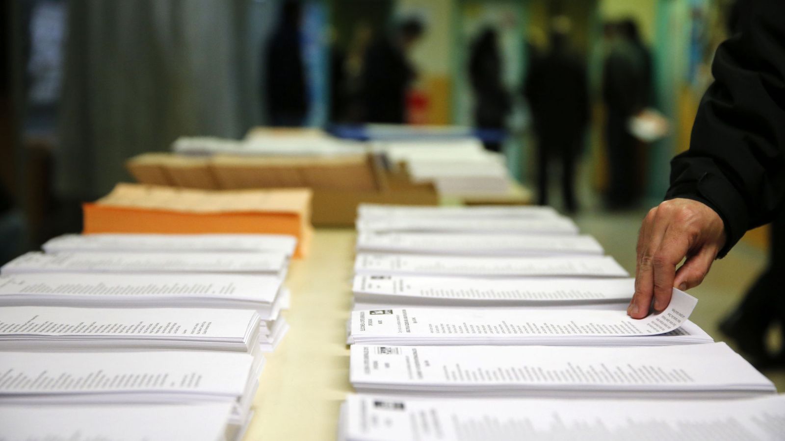 Foto: Papeletas de los diferentes partidos en un colegio electoral en Madrid. (EFE)