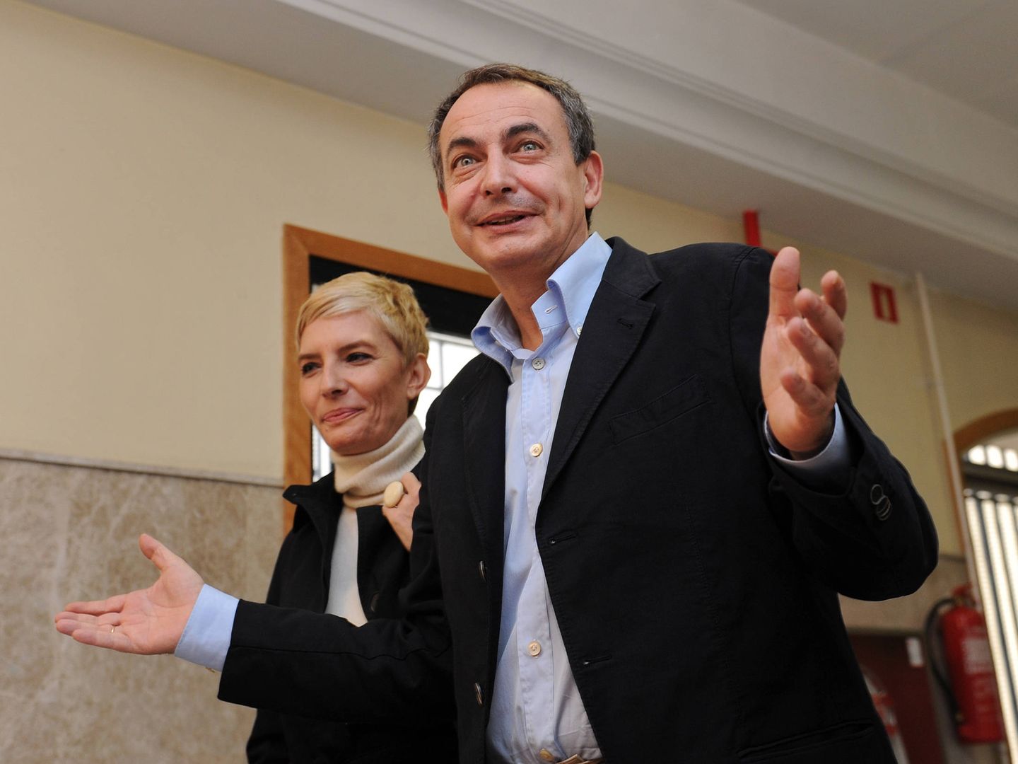 Zapatero y Sonsoles Espinosa, en una jornada electoral. (Getty)