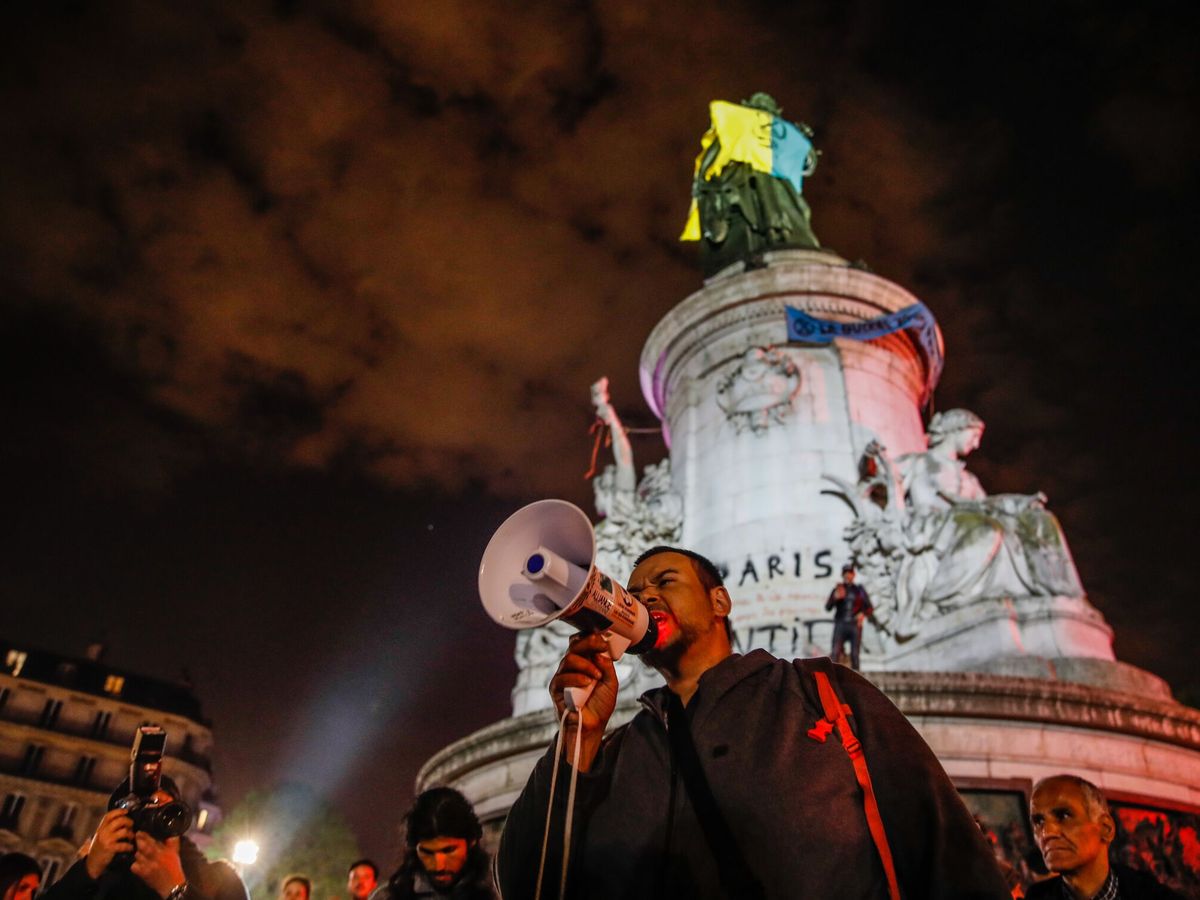 Foto: Protesta en la Plaza de la República de París en la noche electoral, con el monumento a la República vestido con un 'maillot' con los colores de la bandera de Ucrania al fondo. (EFE/Mohammed Badra)