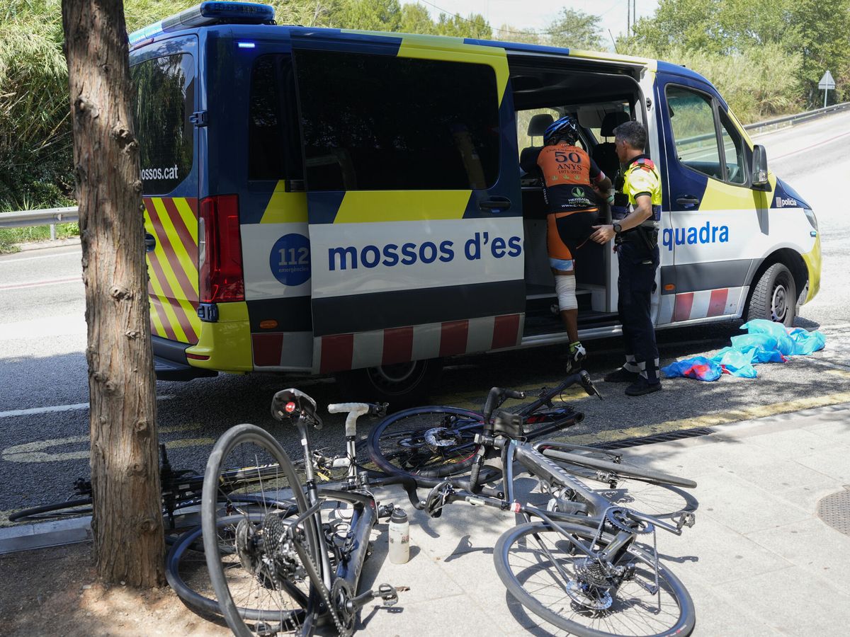 Foto: Un coche ha embestido a un grupo de nueve ciclistas en la C-243c, a la altura de Castellbisbal. (EFE/Alejandro García)