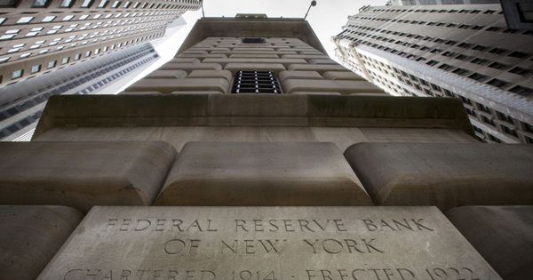 Foto: File photo -  the corner stone of the new york federal reserve bank is seen surrounded by financial institutions in new york's financial district