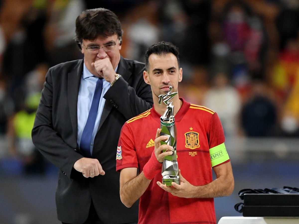 Foto: Busquets, con el trofeo de mejor jugador de la final de la Nations League. (Reuters)