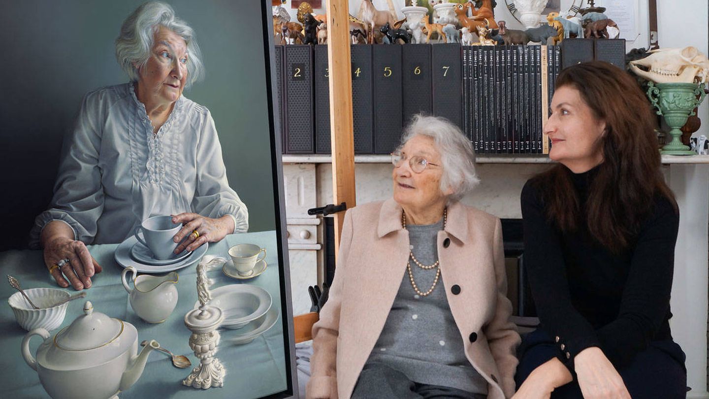 Miriam Escofet, junto a su madre, observando el cuadro 'An angel at my table'. (Cortesía)