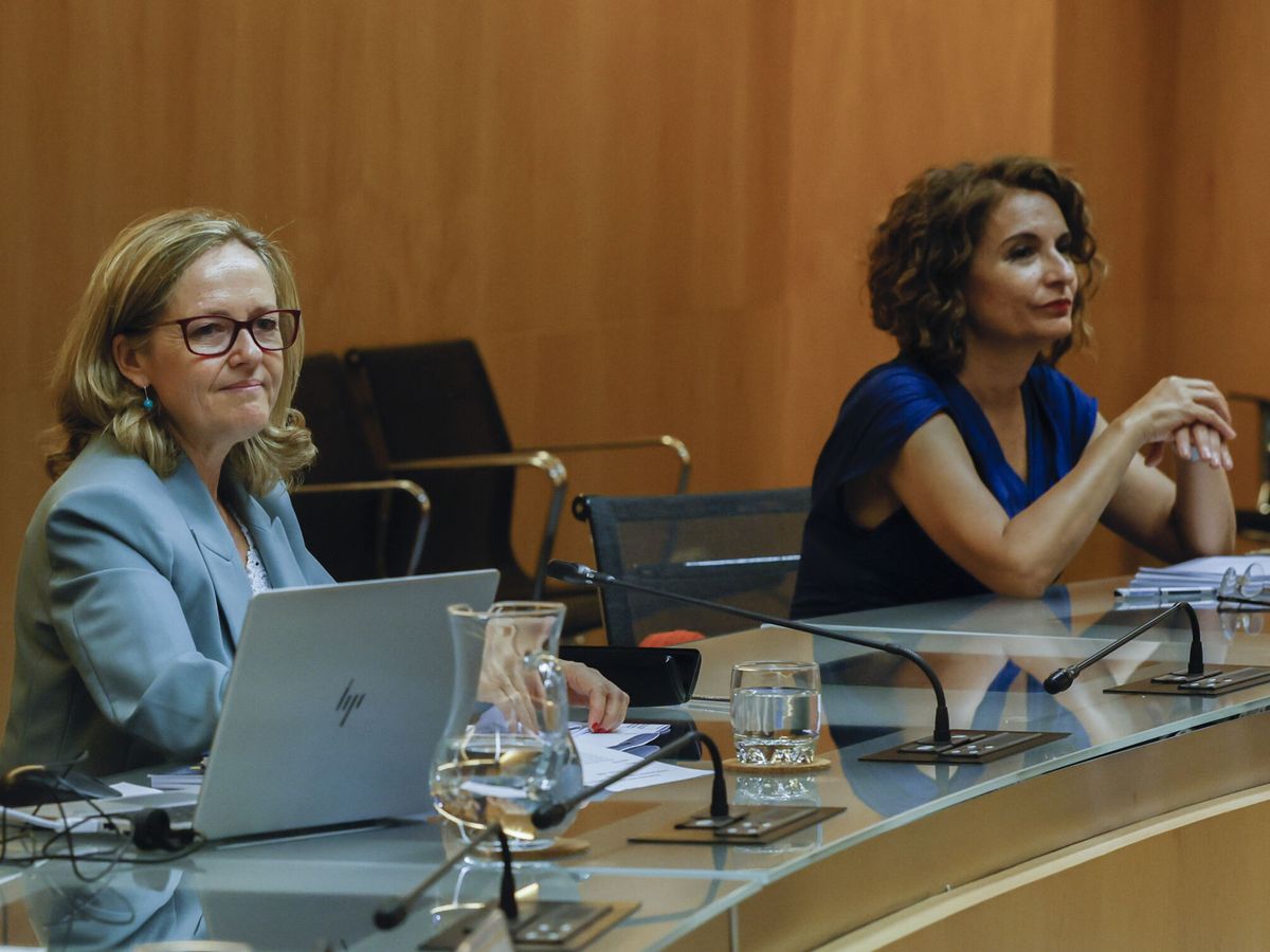 Foto: La vicepresidenta económica, Nadia Calviño, y la ministra de Hacienda, María Jesús Montero. (EFE/Martín)