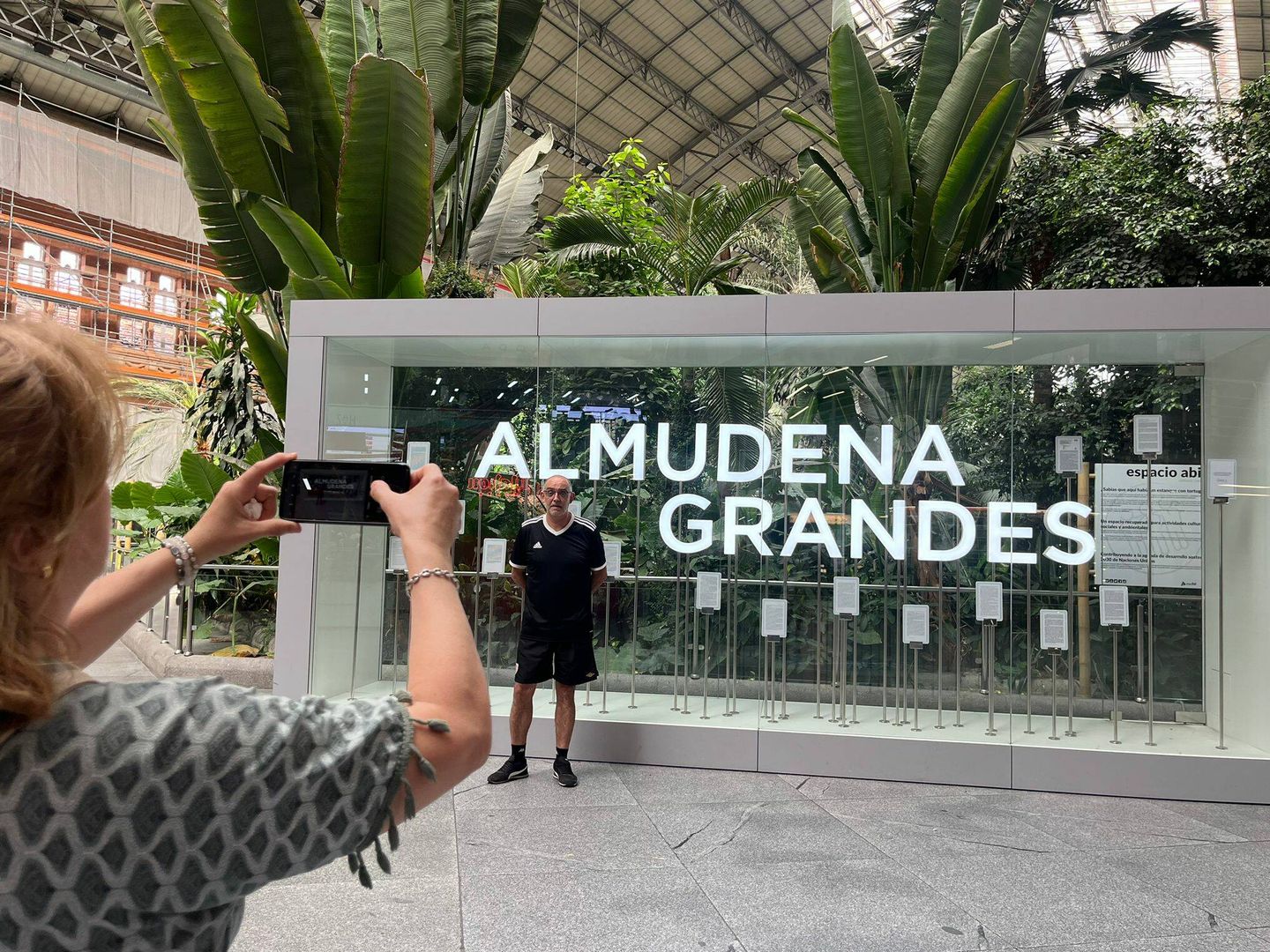 María Ángeles haciéndole una foto a su marido en el homenaje a Almudena Grandes. (A.F.)