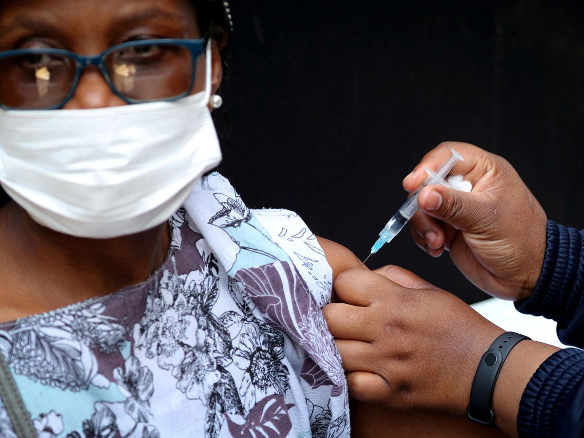 Foto: Una mujer recibe la vacuna del covid en Sudáfrica. (Reuters/Sumaya Hisham)