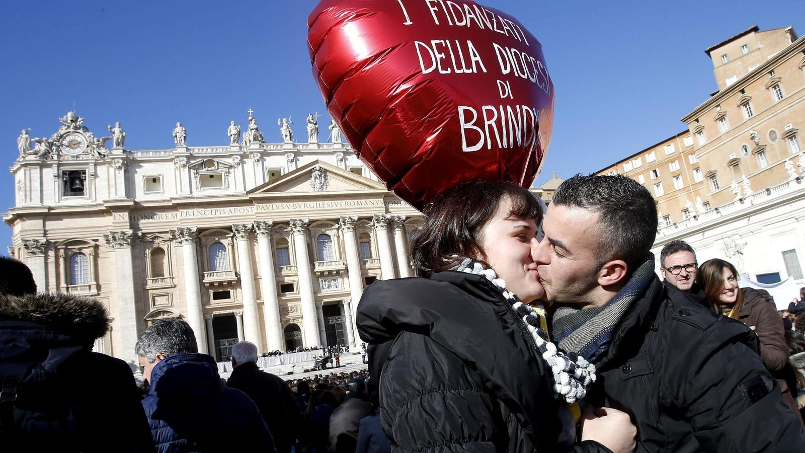 Foto: Una pareja de enamorados, en el Vaticano, durante San Valentín de 2014 (EFE)