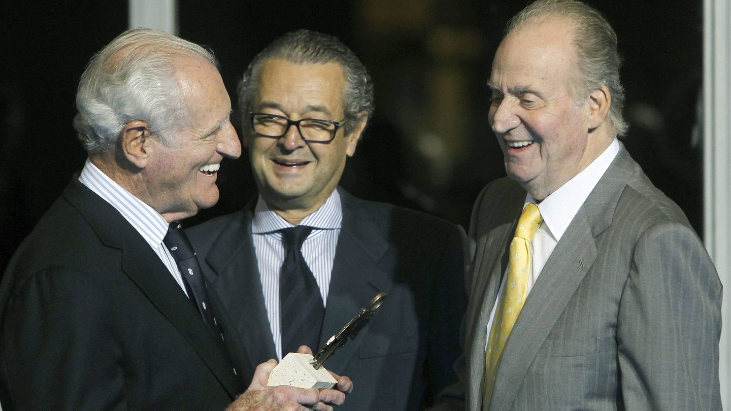 José Cusí y Juan Carlos I sonríen ante la mirada del empresario Luis Conde, en Barcelona. (EFE/Andreu Dalmau)