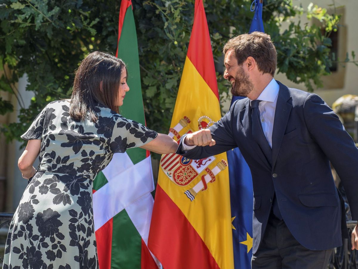 Foto: La presidenta de Cs, Inés Arrimadas, y el del PP, Pablo Casado, se saludan en un acto de campaña de la coalición PP+Cs en Euskadi. (EFE)