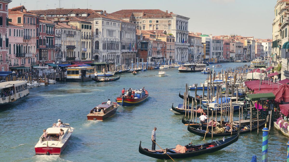 Góndolas, canales y puentes: así es la Venecia china en Dailán