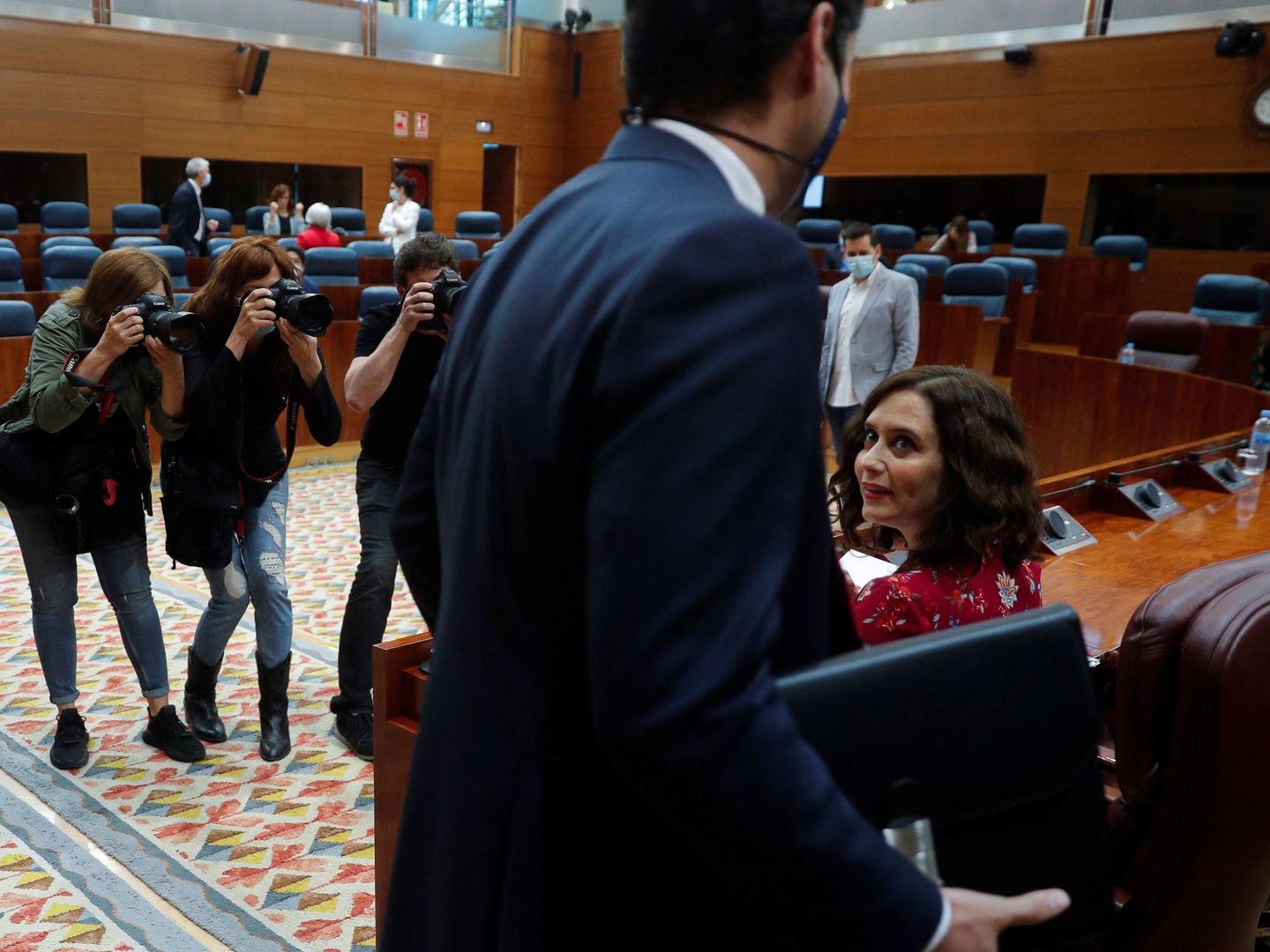 La presidenta de la Comunidad de Madrid, Isabel Díaz Ayuso (d), saluda al vicepresidente Ignacio Aguado (c) a su llegada este jueves a una sesión de control en el pleno de la Asamblea. (EFE)