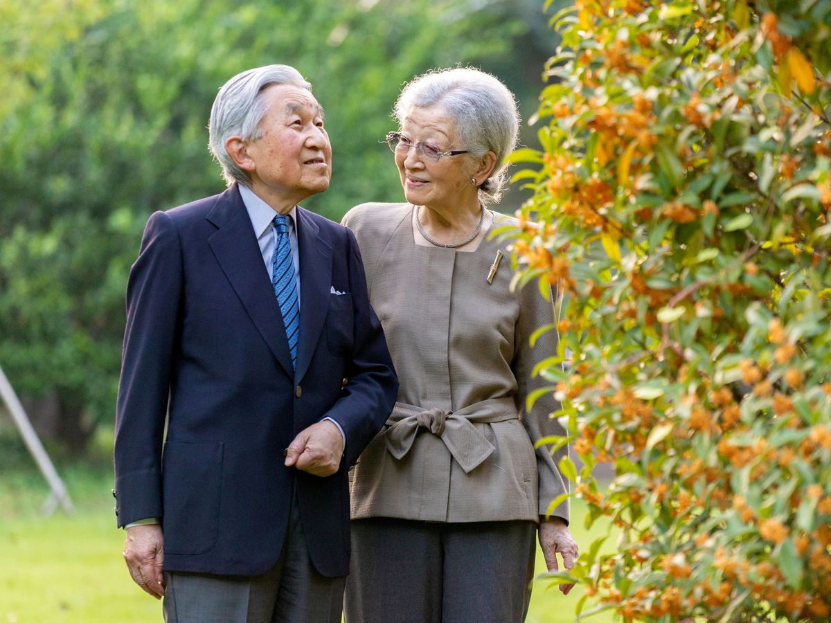 Foto: Posado de los emperadores eméritos, realizado con motivo del 86 cumpleaños de Michiko. (Agencia Imperial de Japón)
