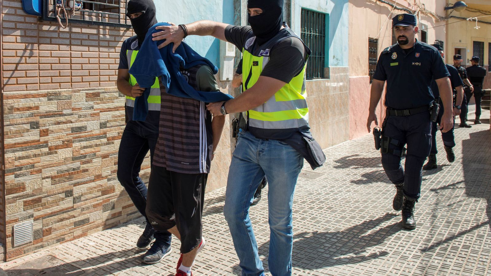 Foto: Detención de un presunto integrante de una célula yihadista en Melilla, el 6 de septiembre de 2017. (Reuters)