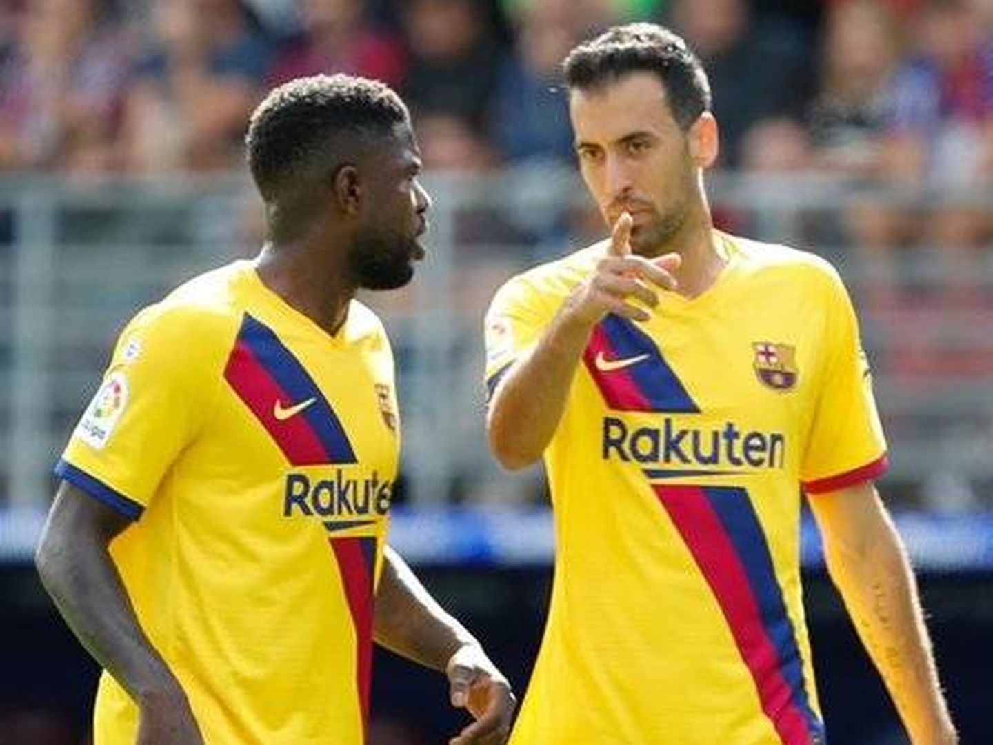 Busquets habla con Umtiti durante el partido del FC Barcelona en Leganés. (EFE)
