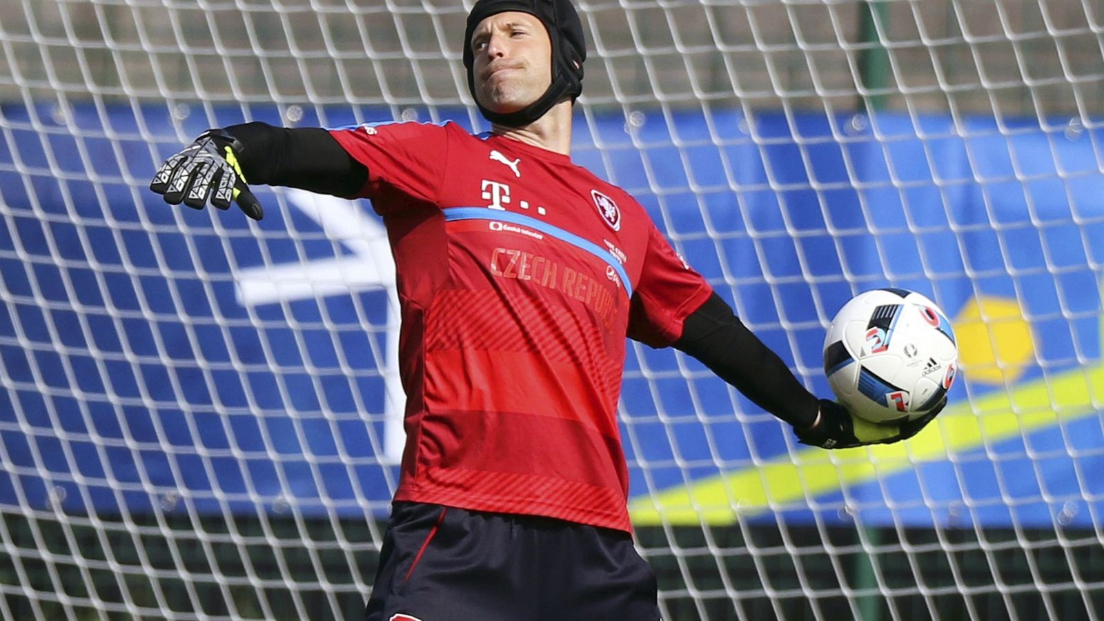 Foto: Petr Cech, portero de la selección checa, durante un entrenamiento en la Eurocopa de Francia (Efe)