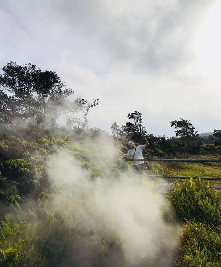 Foto:  El geólogo tras una fumarola del volcán hawaiiano (Daniel Pastor)
