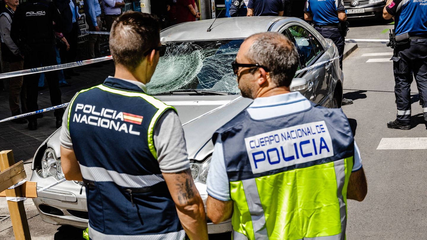 Agentes de la Policía Nacional recogen pruebas en el lugar de los hechos. (Europa Press/Carlos Luján)
