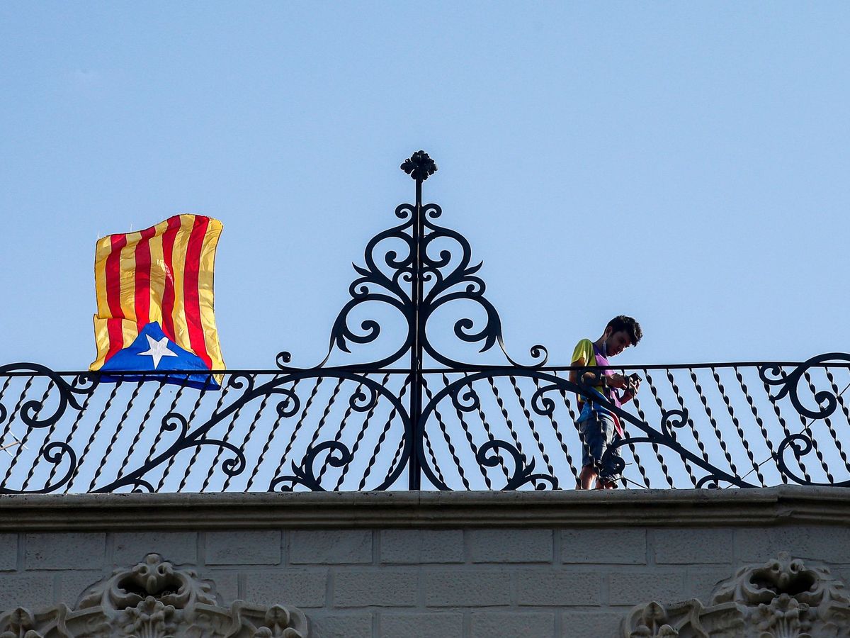 Foto: Una bandera independentista en una terraza, la pasada Diada. (EFE)