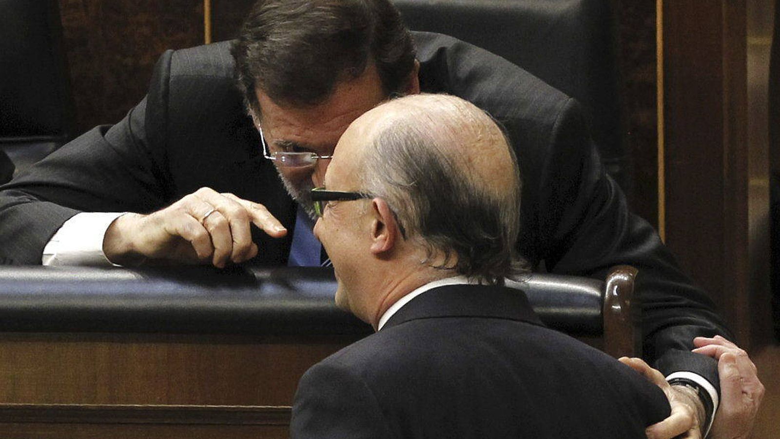 Foto: Rajoy habla con el ministro de Hacienda y Administraciones Públicas, Cristóbal Montoro en el Congreso de los Diputados. (Foto: EFE)