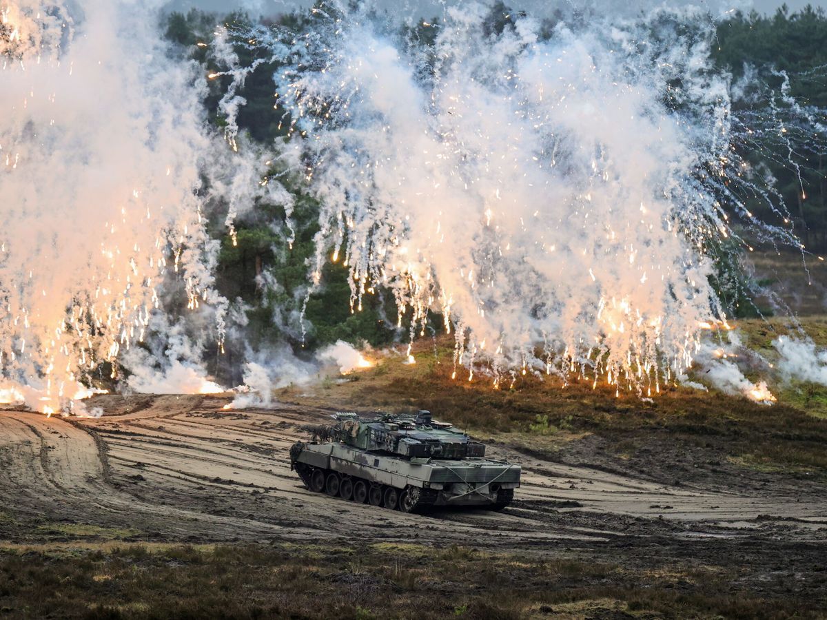 Foto: Un carro de combate modelo 'Leopard 2 A6' ejecuta unas maniobras durante unas maniobras. (EFE/Friedemann Vogel)