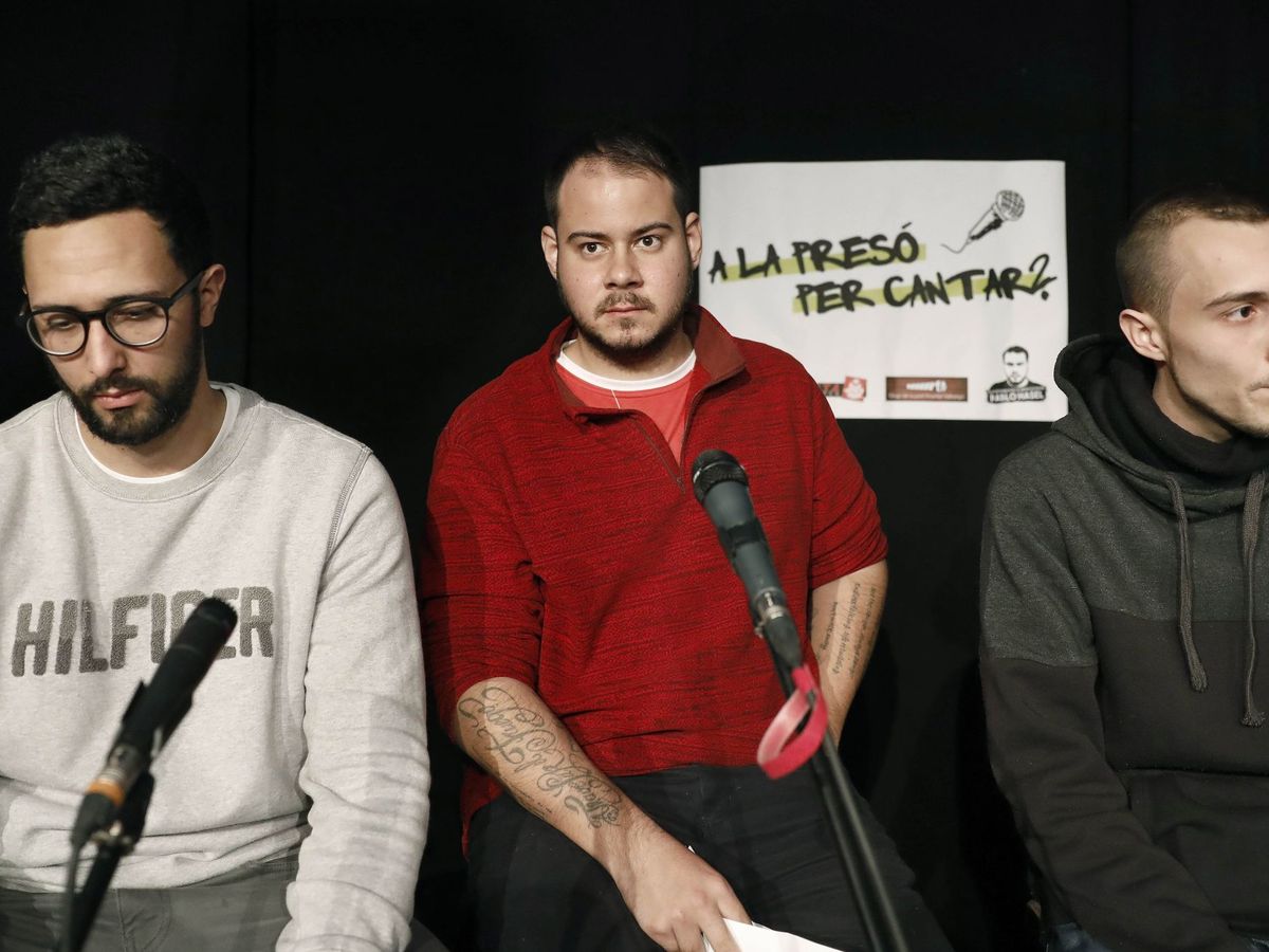 Foto: Los raperos Valtonyc (i), Pablo Hásel (c) y Elgio (d). (EFE)
