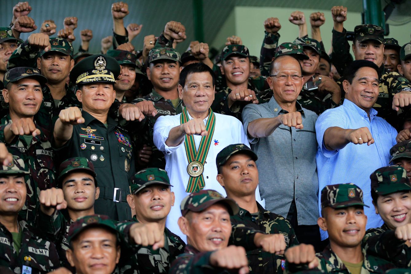 El presidente Rodrigo Duterte durante una visita a unos cuarteles del Ejército en Taguig, Metro Manila, el 4 de octubre de 2016 (Reuters).