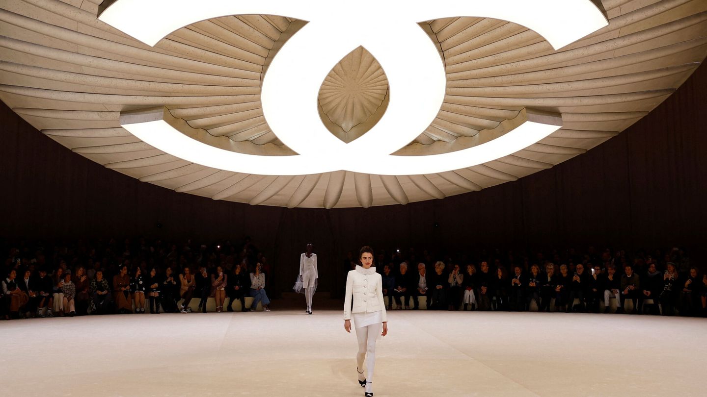 Margaret Qualley desfilando para Chanel. (Reuters/Sarah Meyssonnier)