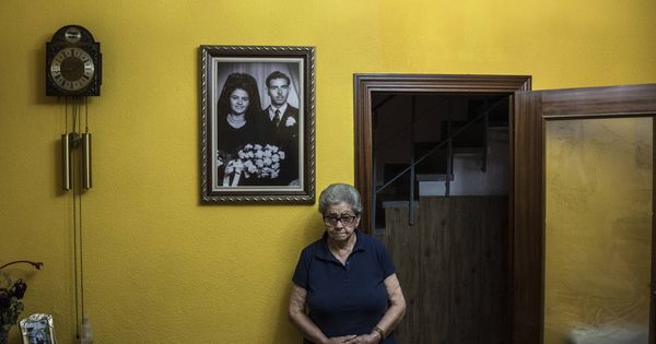 Foto: María Luisa, la anciana de Torres de Alameda que envenenó a su hijo, en el salón de su casa. Foto: Natalia Lázaro Prevost