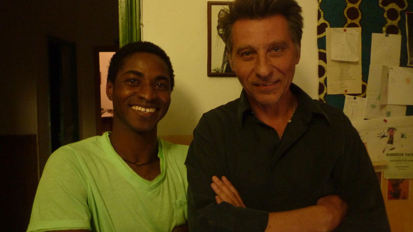Mahmud Traoré junto al periodista francés Bruno Le Dantec.