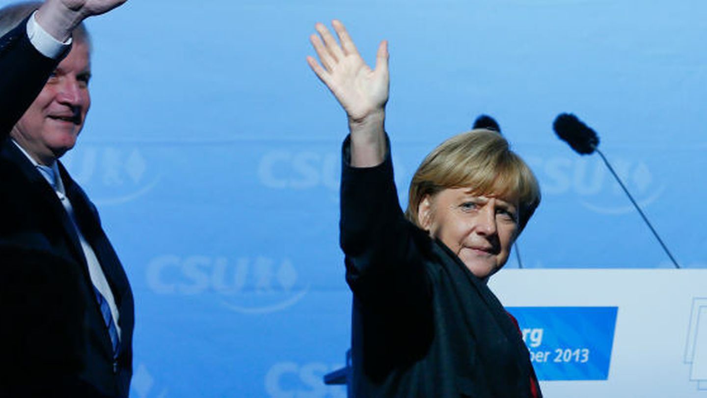 La canciller alemana Angela Merkel se despide tras un mitin en Augsburgo (Reuters).