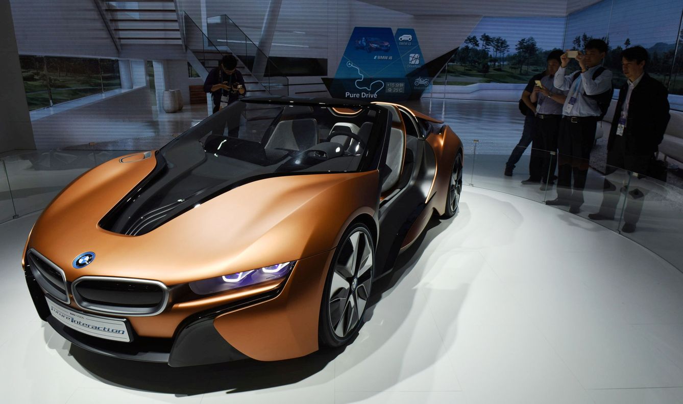 Uno de los modelos futuristas de BMW presentado en una feria de Shangai. (Reuters)