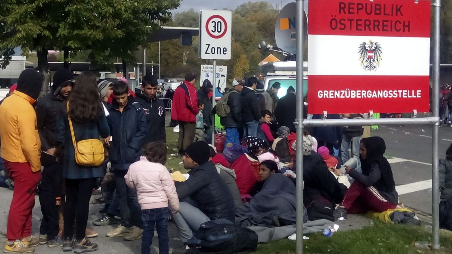 Un grupo de refugiados en la frontera con Austria. (EFE)