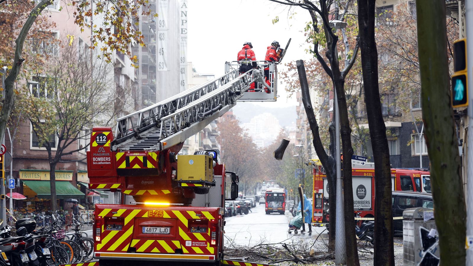 Ocho heridos, uno de ellos grave, al explotar una bombona de butano en Barcelona