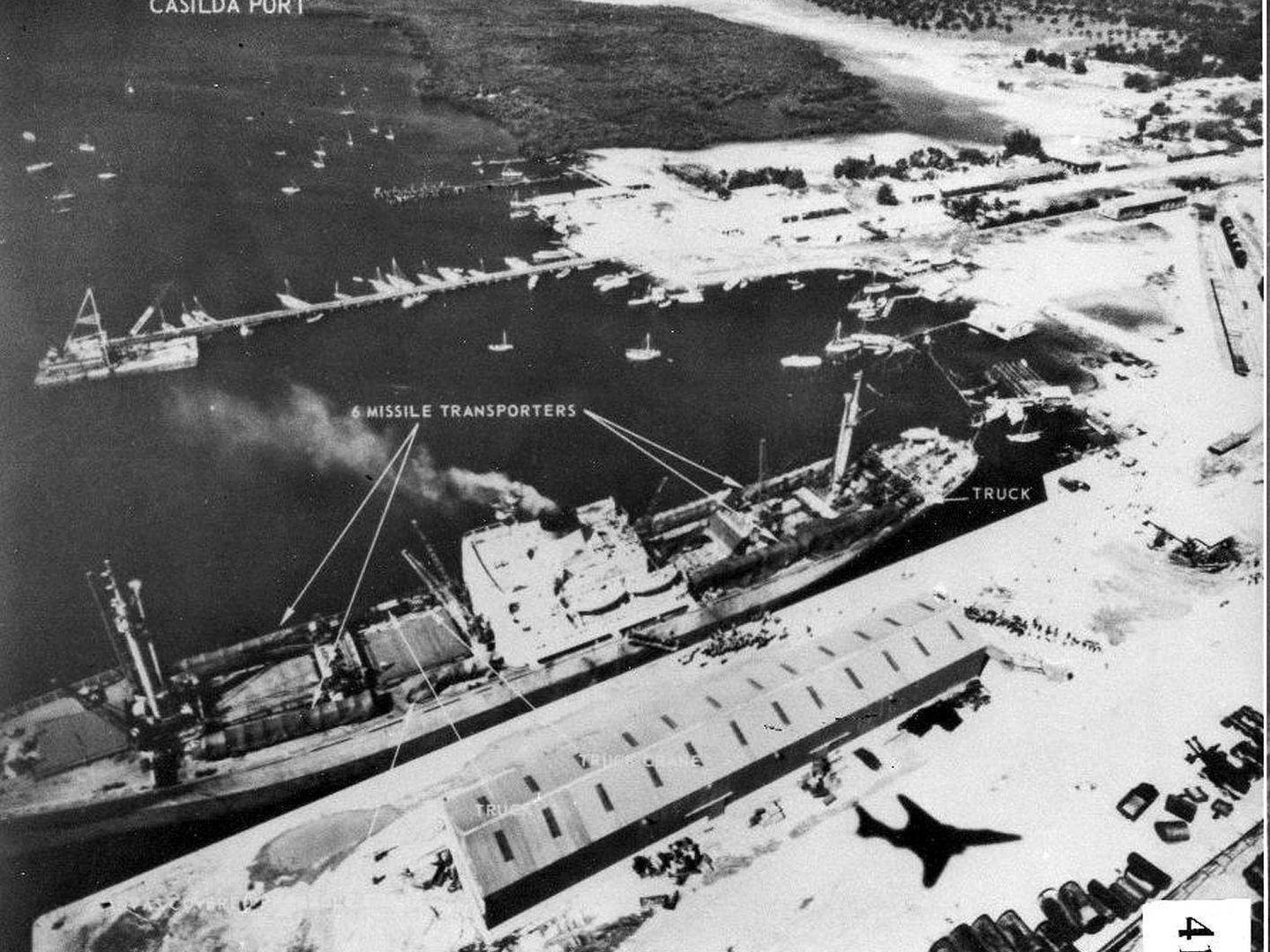 Fotografía facilitada por el Departamento de Defensa de EEUU que muestra el avión de reconocimiento RF-101 Voodoo (cuya sombra se proyecta en el lado derecho de la foto) en el momento de divisar embarcaciones rusas que transportaban misiles en el puerto de Casilda, Cuba, el 6 de noviembre de 1962.